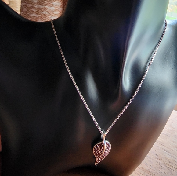 Stunning sterling silver with ruby accent pendant - Picture 3 of 13